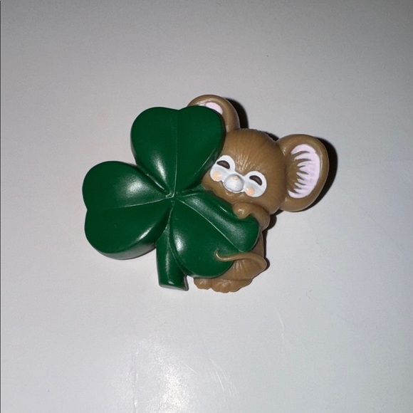 Vintage Hallmark St Patrick's Day Lapel Pin Mouse with Shamrock 1983 - Picture 2 of 3